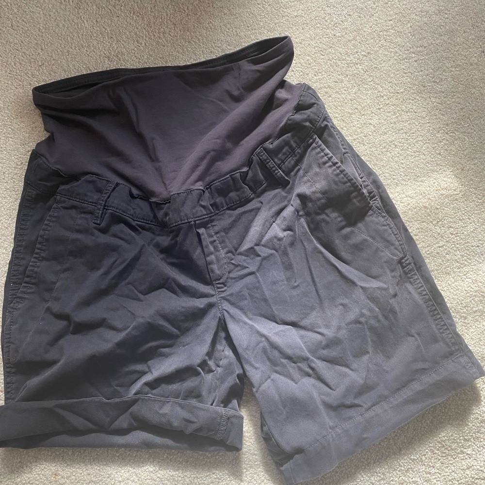 Gap- 5in khaki short- maternity